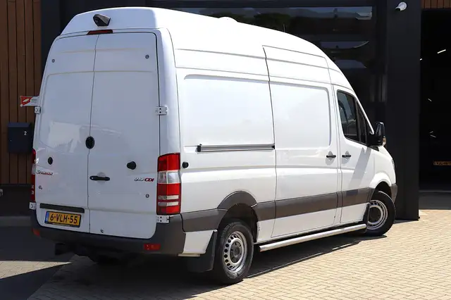 Mercedes-Benz Sprinter view 2
