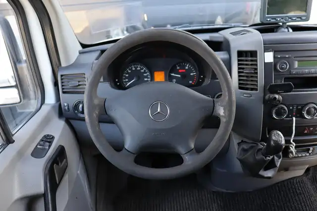 Mercedes-Benz Sprinter view 3
