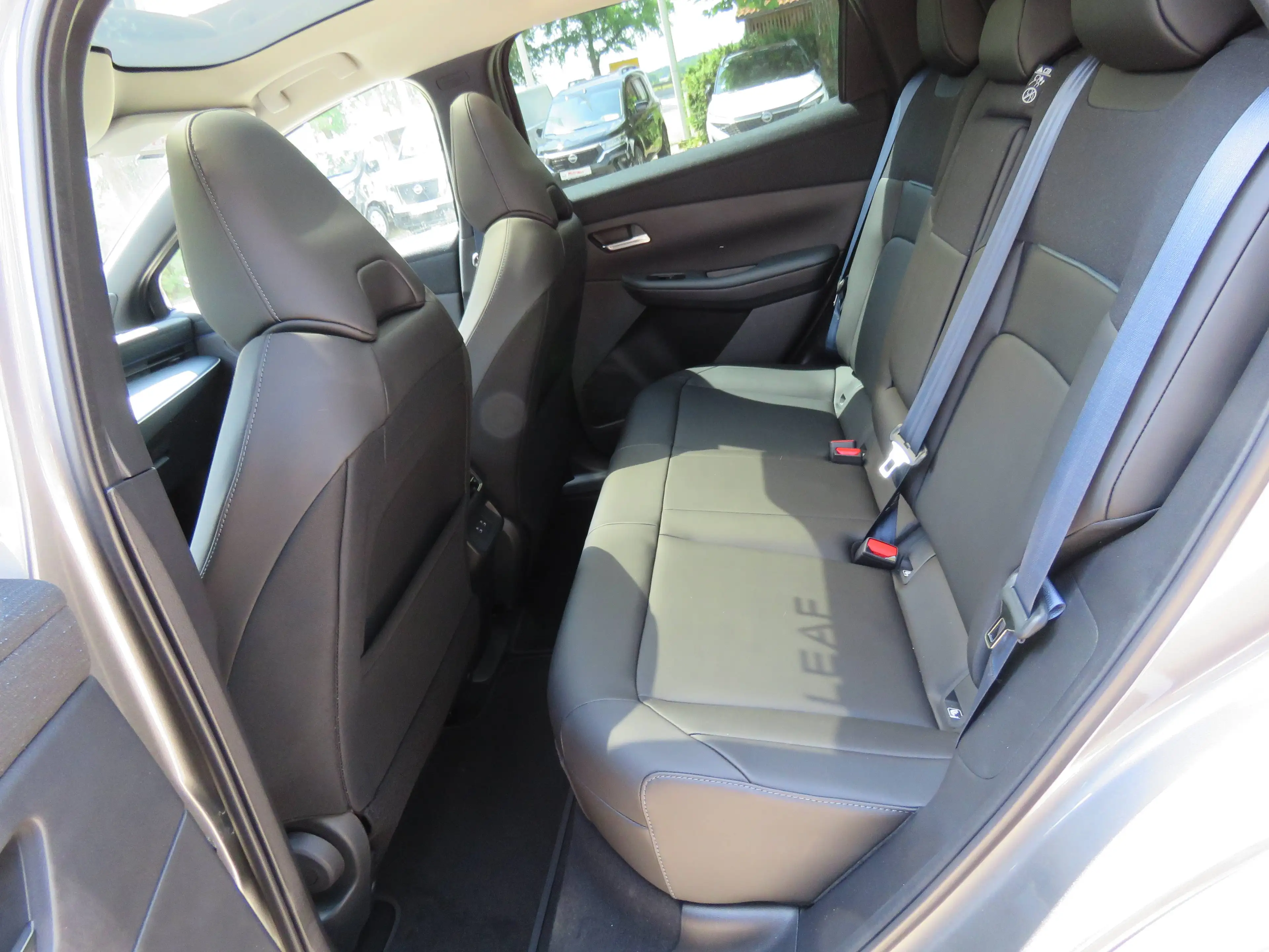 Nissan Leaf 75 kWh Advance 217PS mit Glasdach — photo 8