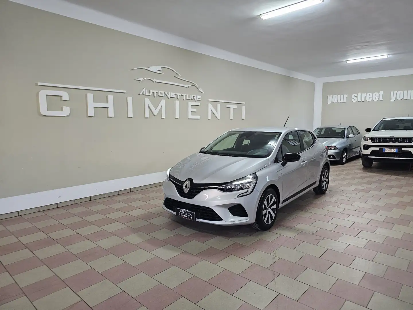 Renault Clio Clio 1.0 tce Equilibre 90cv SOLO 18000KM Plateado - 2