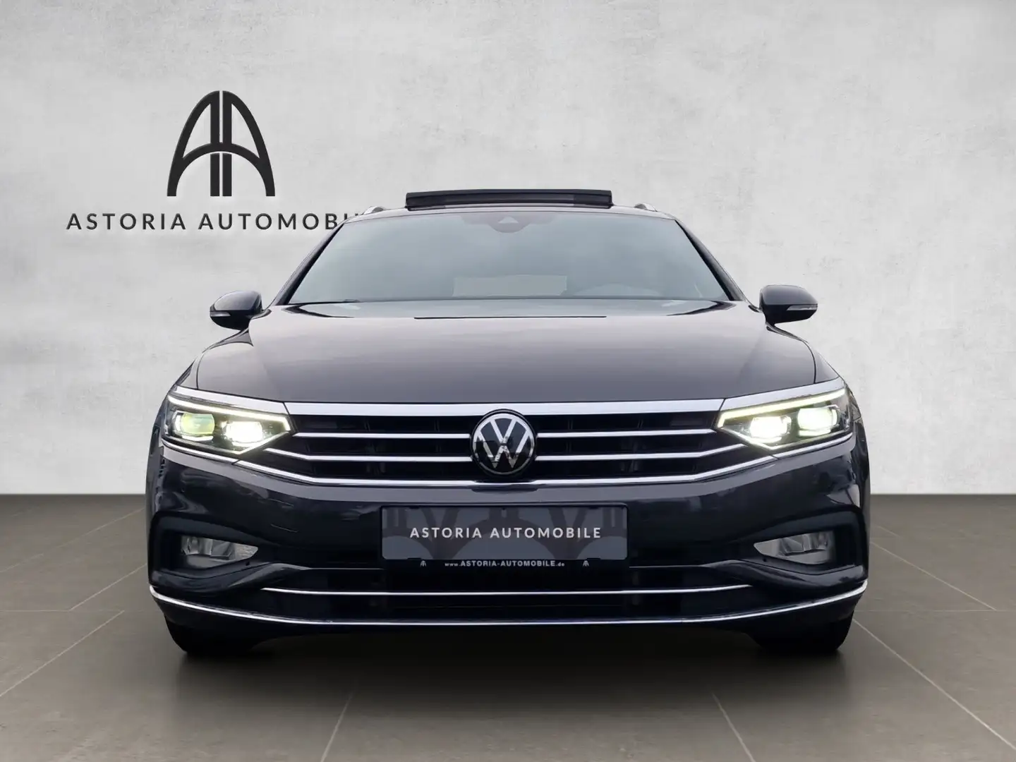 Volkswagen Passat Elegance Pano BusinessP. SHZ MATRIX AHK Grijs - 2