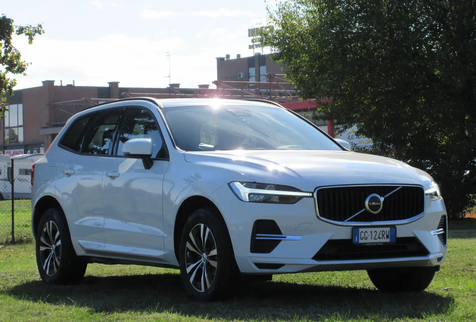Volvo XC60 2.0 b4 Momentum auto Bianco - 2