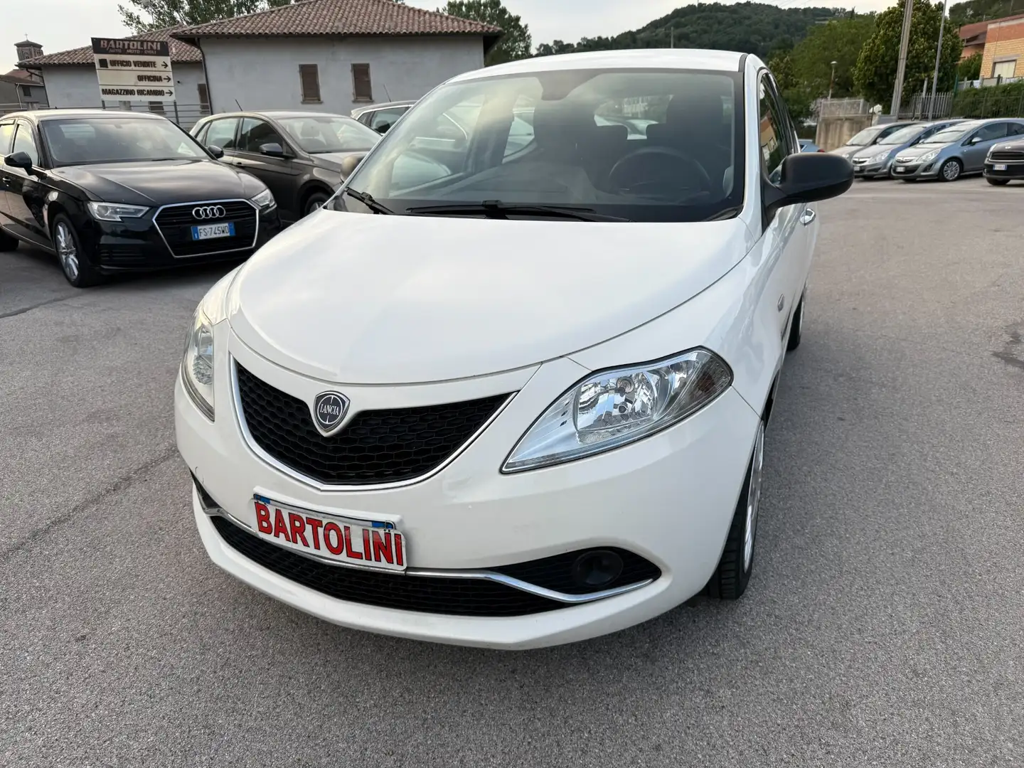 Lancia Ypsilon 1.2 69 CV 5 porte GPL Ecochic Silver Bianco - 2