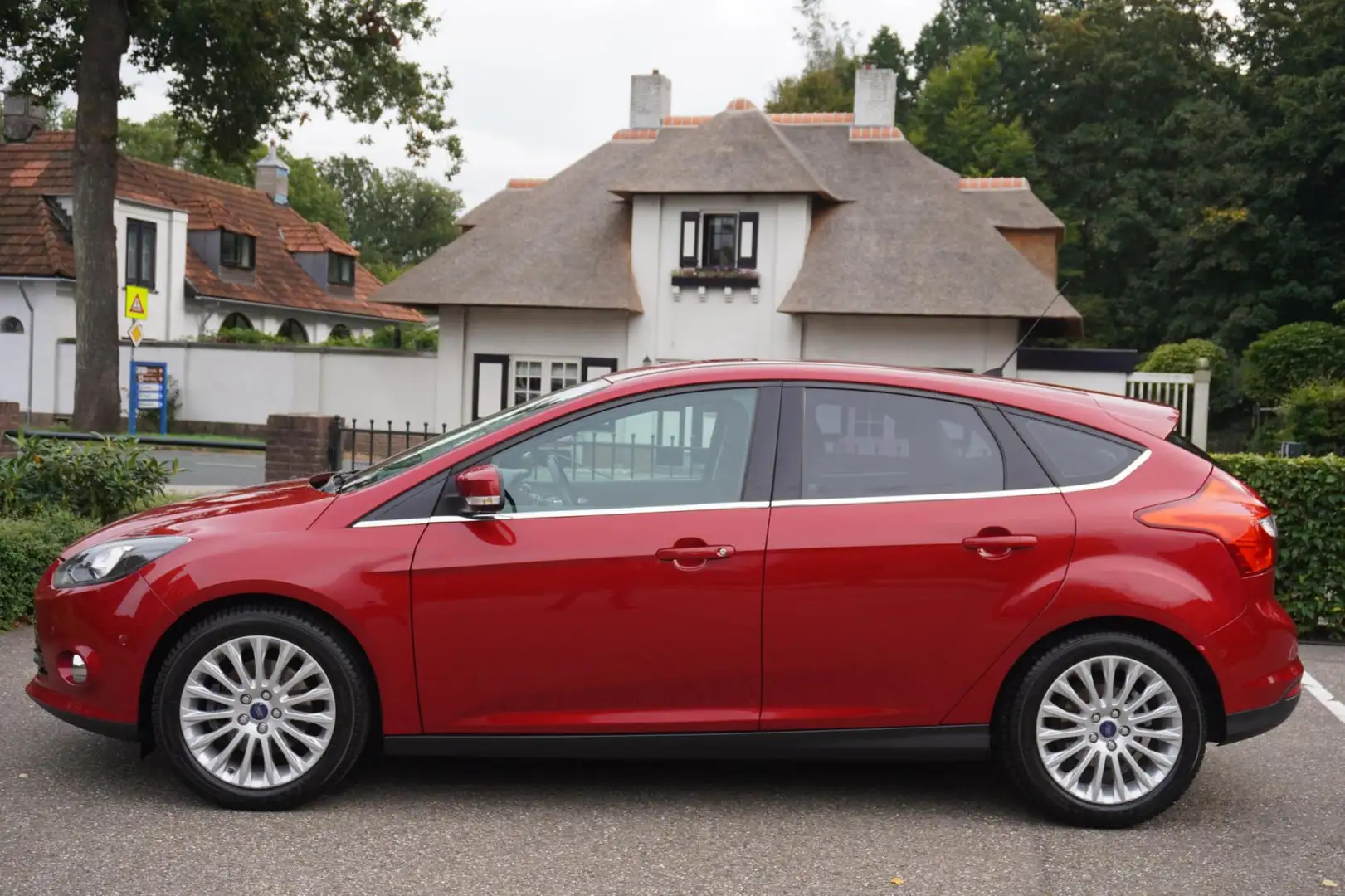 Ford Focus 1.6 EcoBoost First Edition Airco Navi 150 Pk Leder Rood - 2