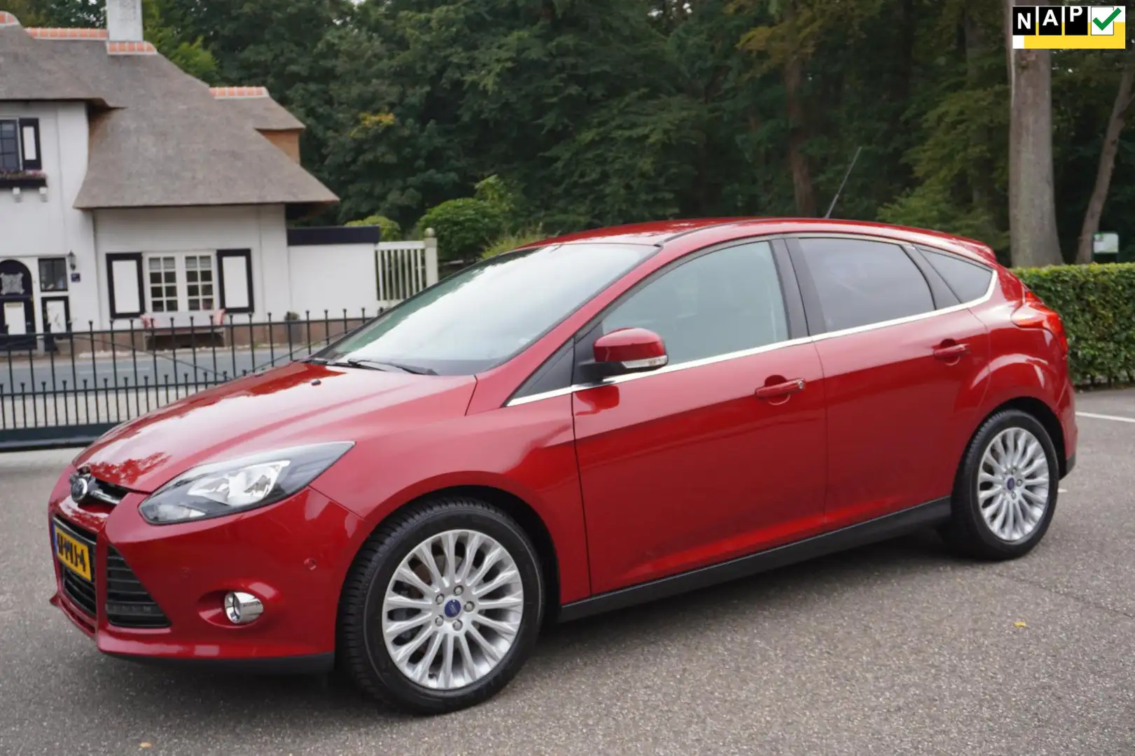 Ford Focus 1.6 EcoBoost First Edition Airco Navi 150 Pk Leder Rood - 1
