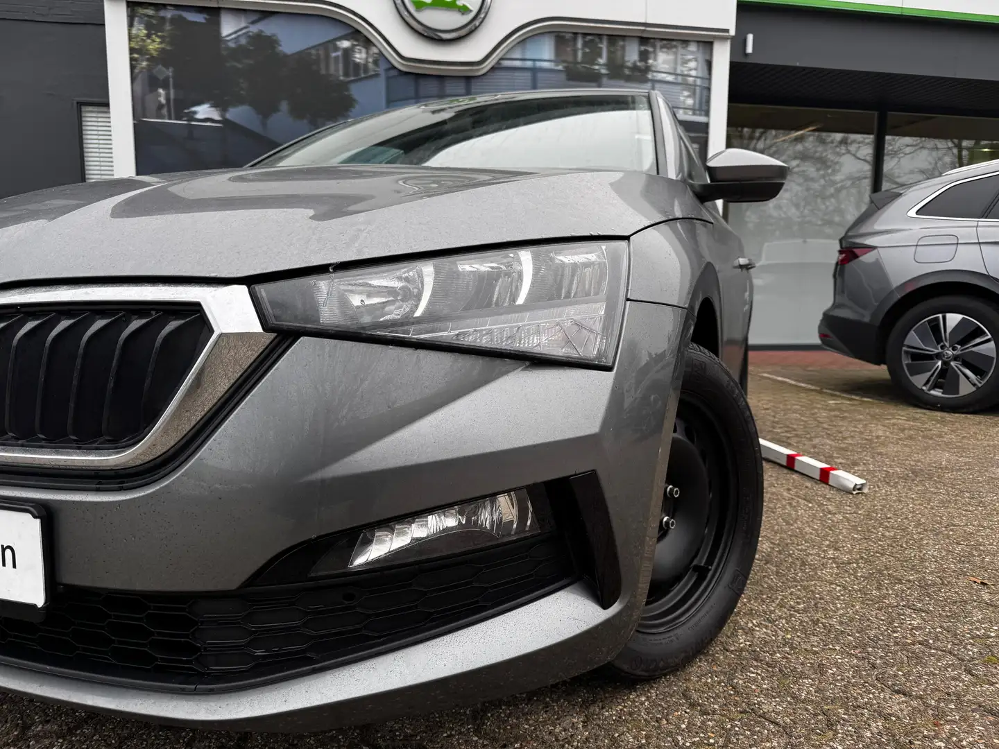 Skoda Scala Essence Grau - 2
