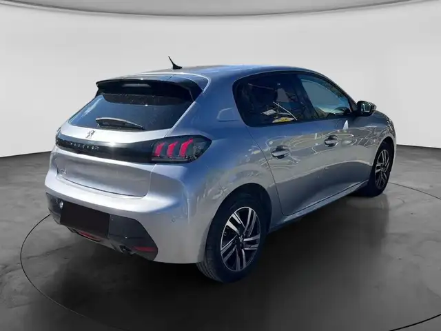 Peugeot 208 view 5