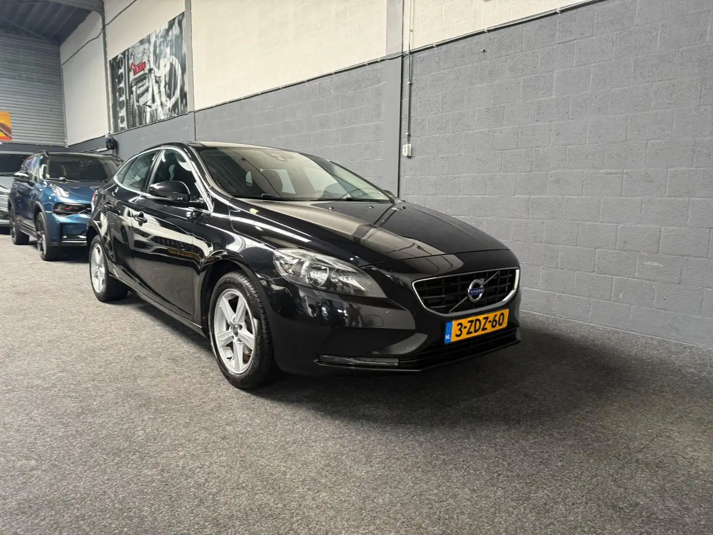 Volvo V40 1.6 D2 Momentum Noir - 2