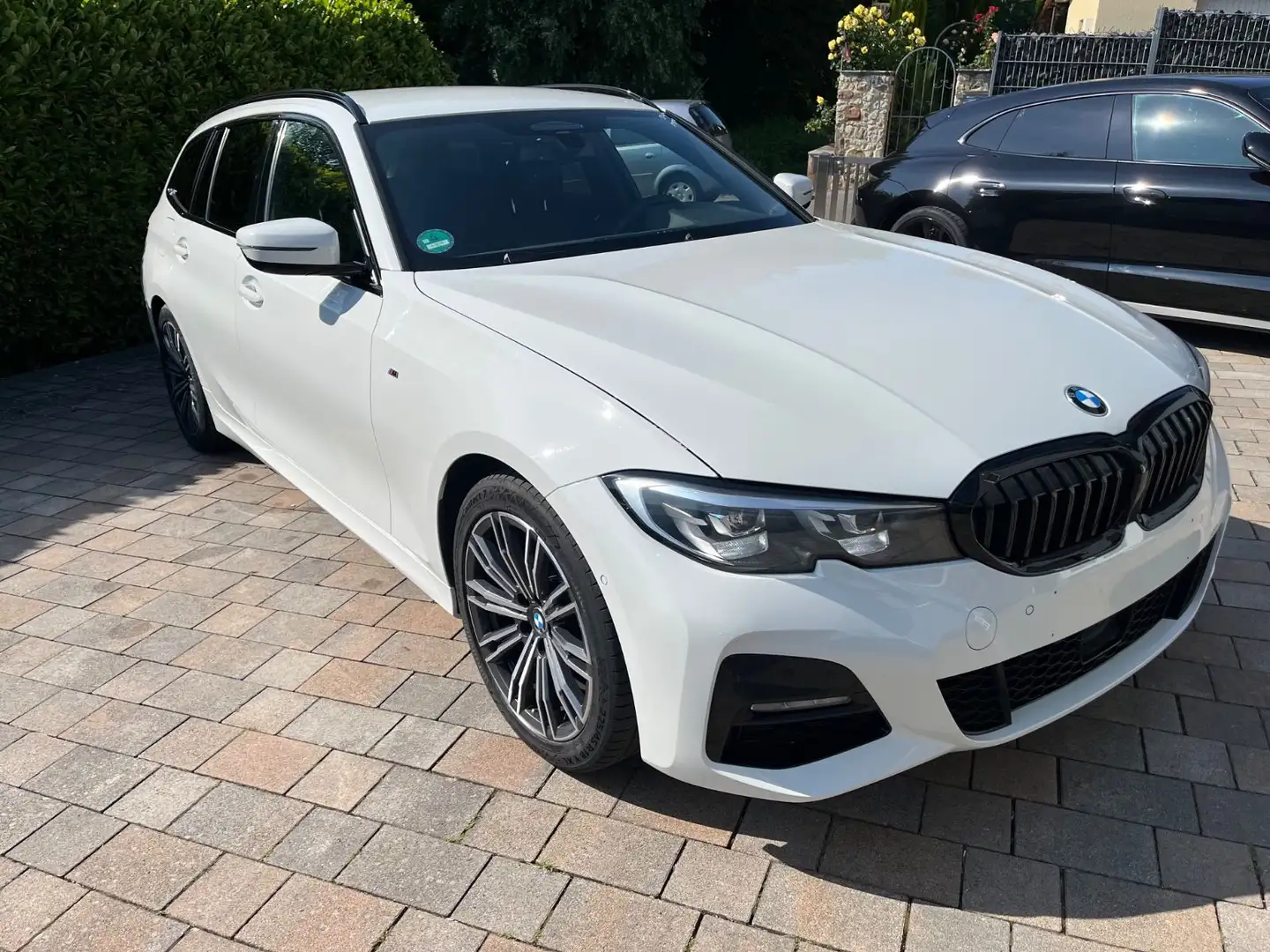 BMW 320 d MPaket LivePR LED Hifi STHZ AHK KOM DRPROF Weiß - 1