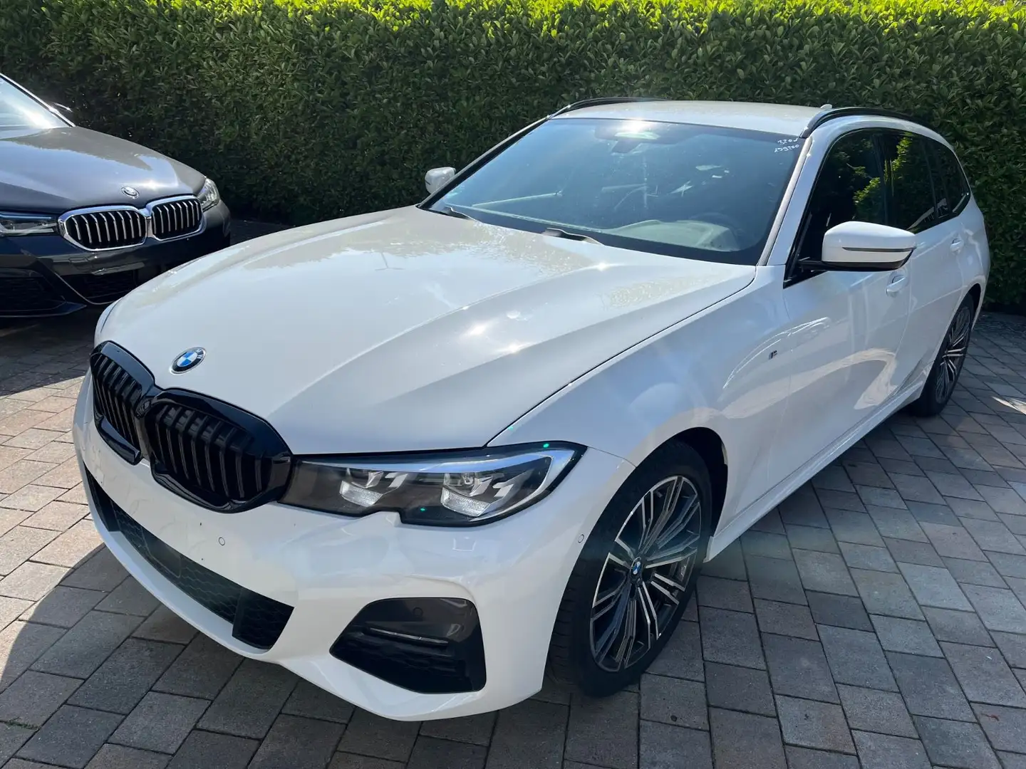 BMW 320 d MPaket LivePR LED Hifi STHZ AHK KOM DRPROF Wit - 1