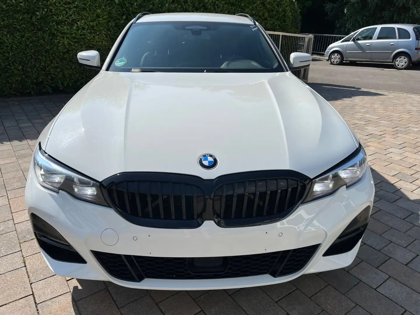BMW 320 d MPaket LivePR LED Hifi STHZ AHK KOM DRPROF Wit - 2
