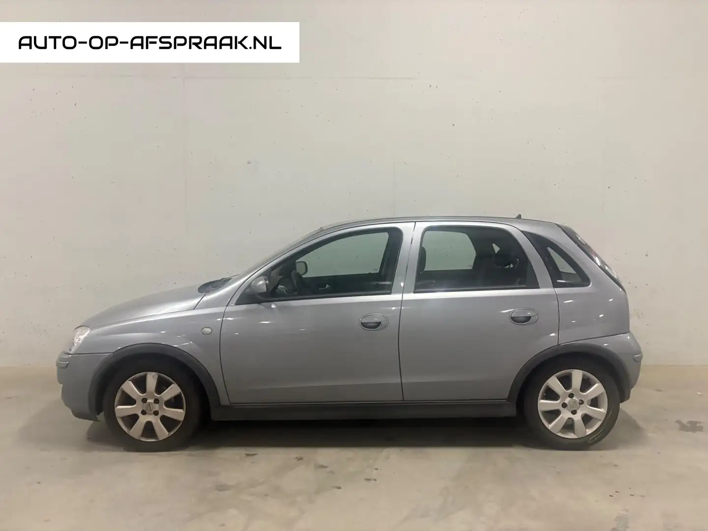 Opel Corsa 1.2-16V Silverline 5drs Airco APK NAP Grau - 1
