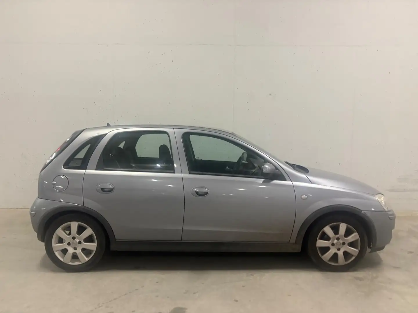 Opel Corsa 1.2-16V Silverline 5drs Airco APK NAP Grau - 2