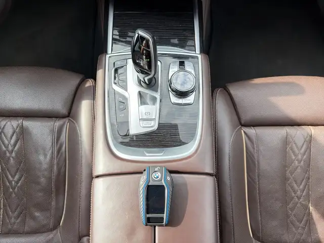 BMW 7 Series view 15