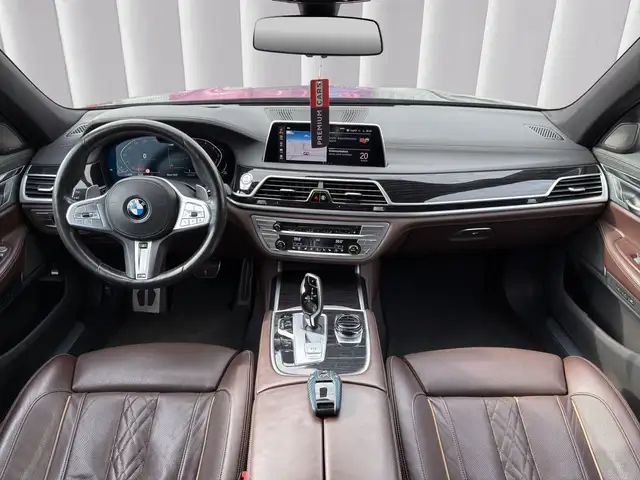 BMW 7 Series view 11