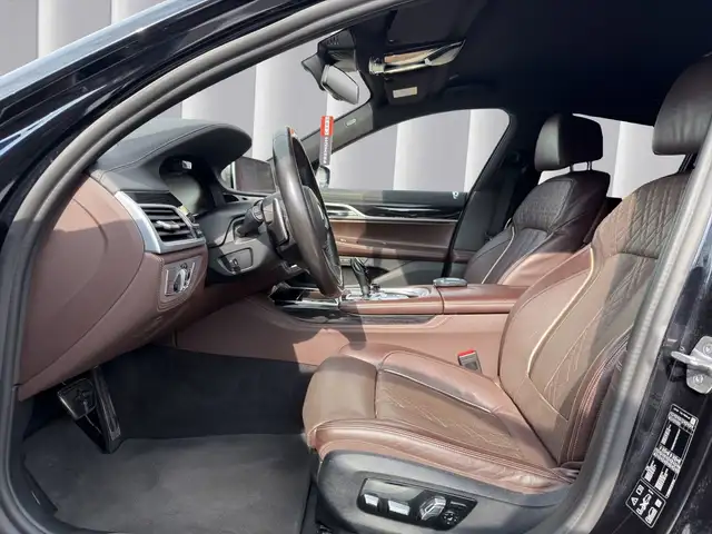 BMW 7 Series view 10