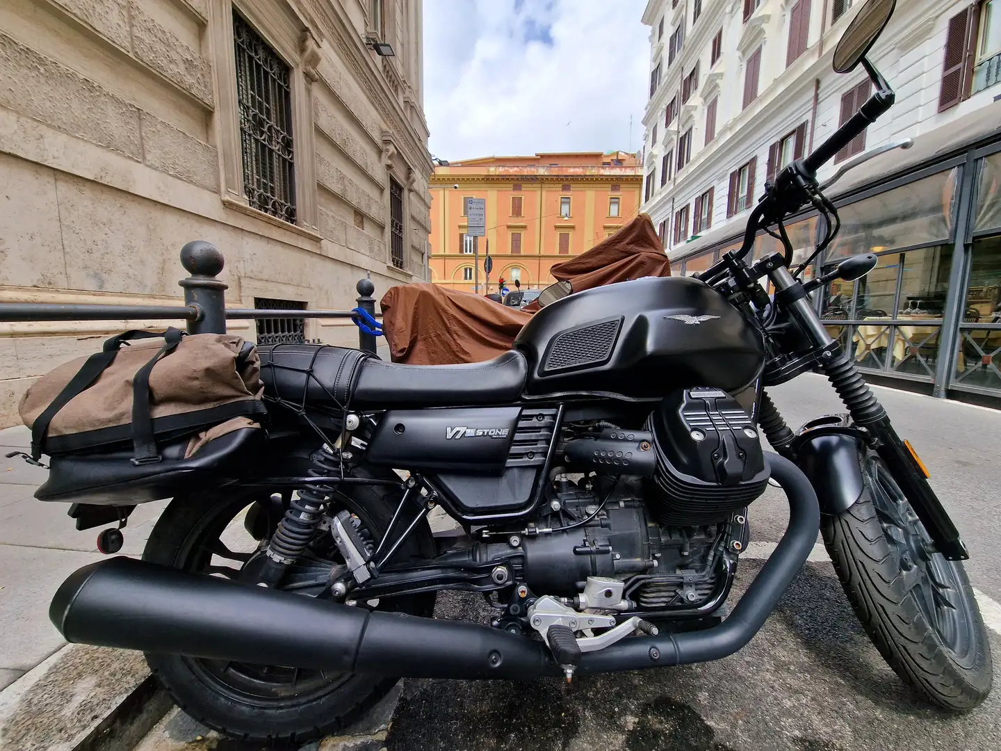 Moto Guzzi V 7 III Stone 2019 Nero - 2