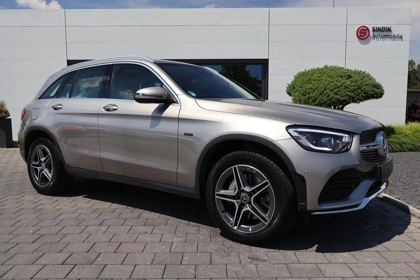 Mercedes-Benz GLC 300 de 4M AMG-KeylessGo-Distronic-Kamera Beige - 2