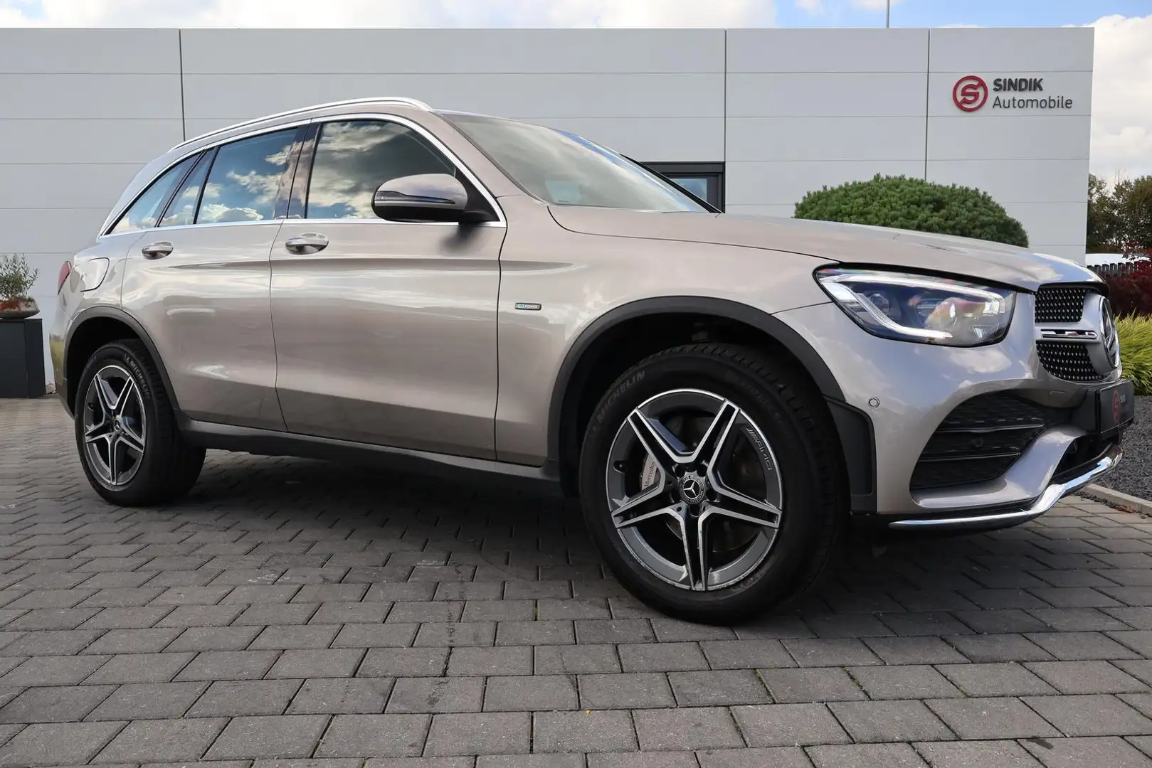 Mercedes-Benz GLC 300 de 4M AMG-KeylessGo-Distronic-Kamera Beige - 2
