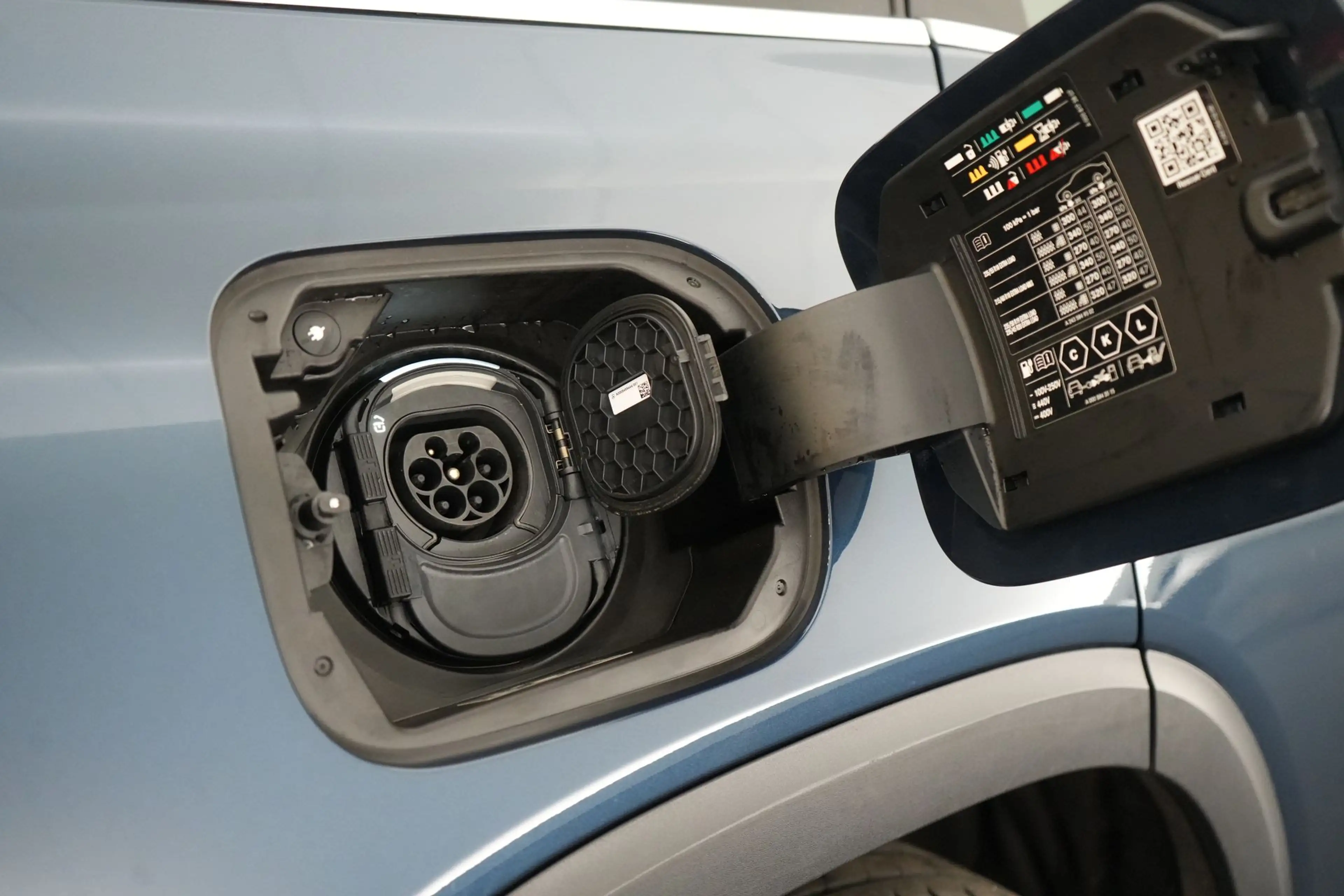 Mercedes-Benz EQB 250 Business Line LEDER/STOF LED GPS PDC CAM Carplay V — photo 24