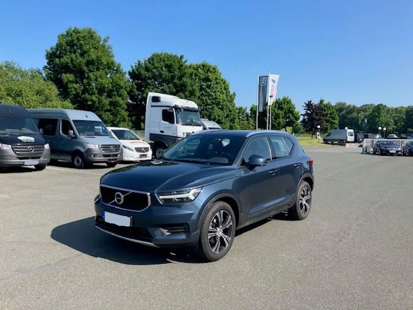 Volvo XC40 Momentum 2WD AHK+Voll-LED+Klimaaut+elKlappe Blau - 1
