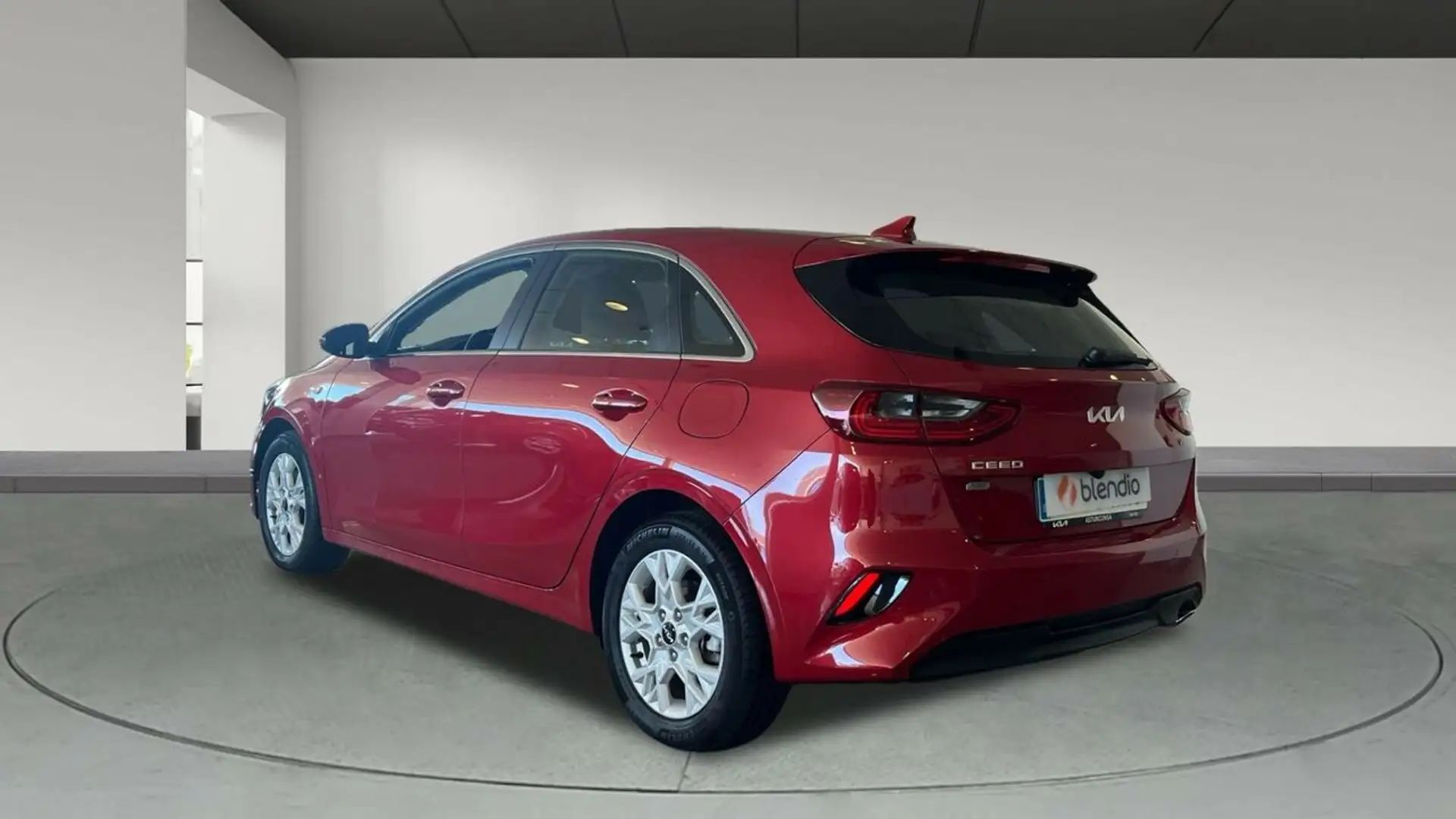 Kia 1.6 MHEV DRIVE 136 5P Червоний - 2