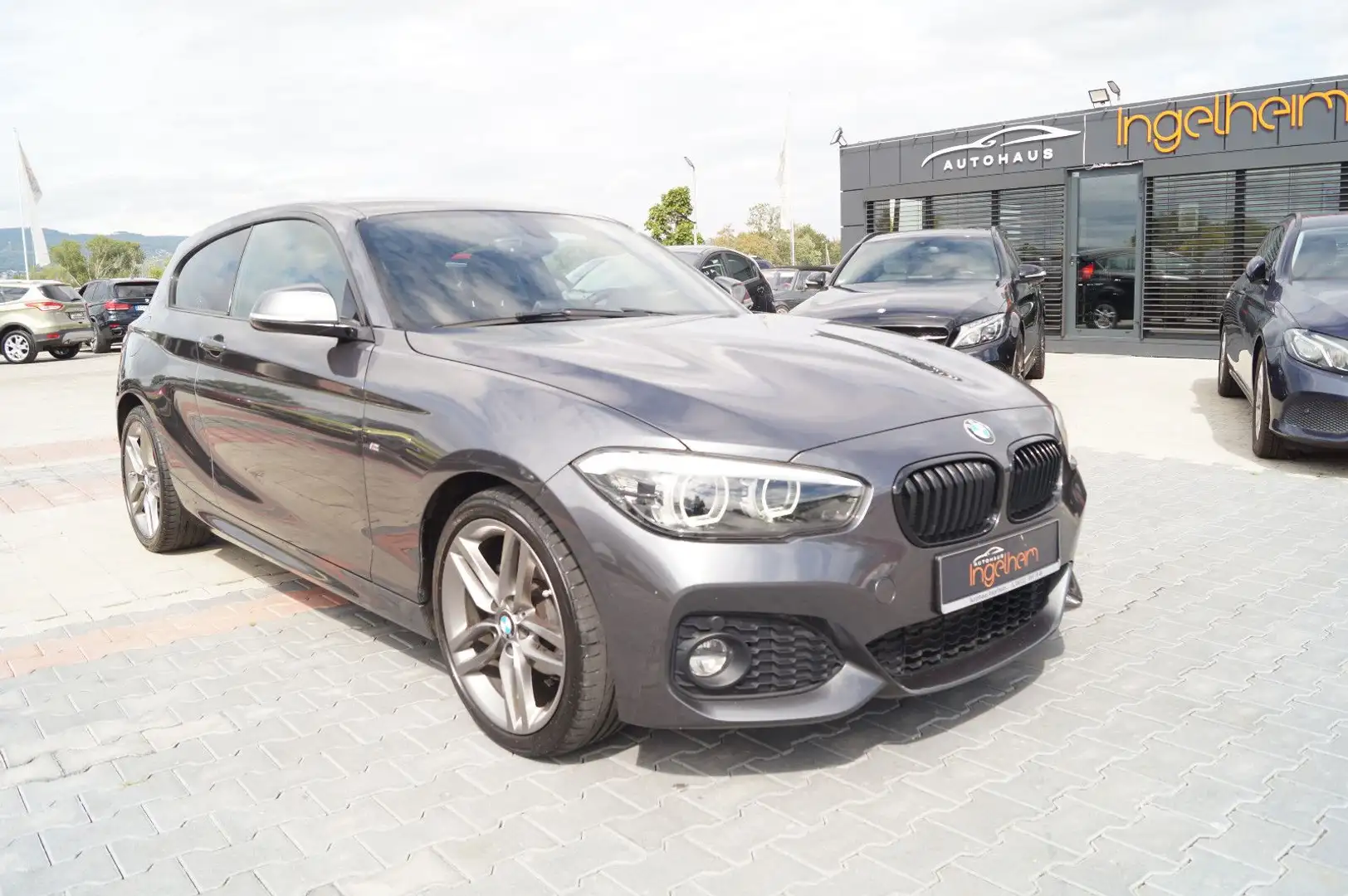 BMW 118 i Edition M-Sport Paket PDC Klimaat PDC SHZ Grau - 1