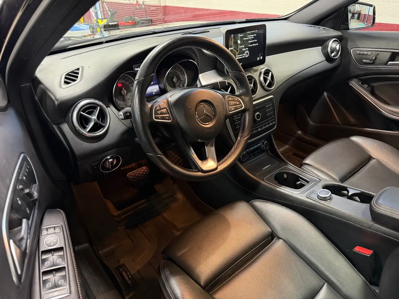 Mercedes-Benz GLA снимка Mercedes-Benz GLA