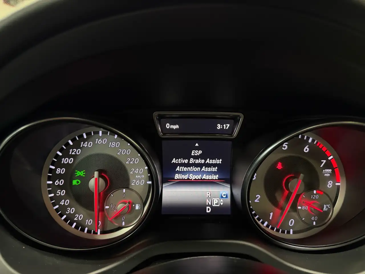 Mercedes-Benz GLA снимка Mercedes-Benz GLA
