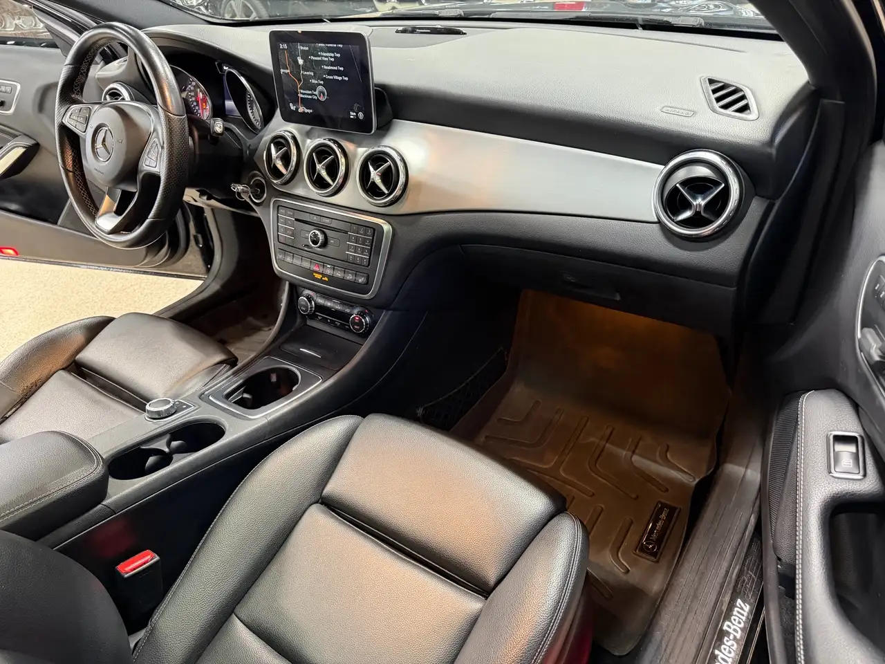Mercedes-Benz GLA снимка Mercedes-Benz GLA