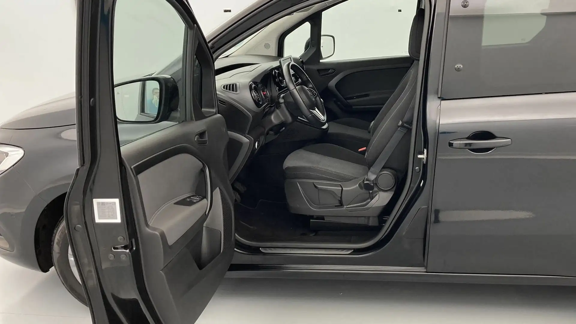 Mercedes-Benz T-Class 180d Zwart - 2