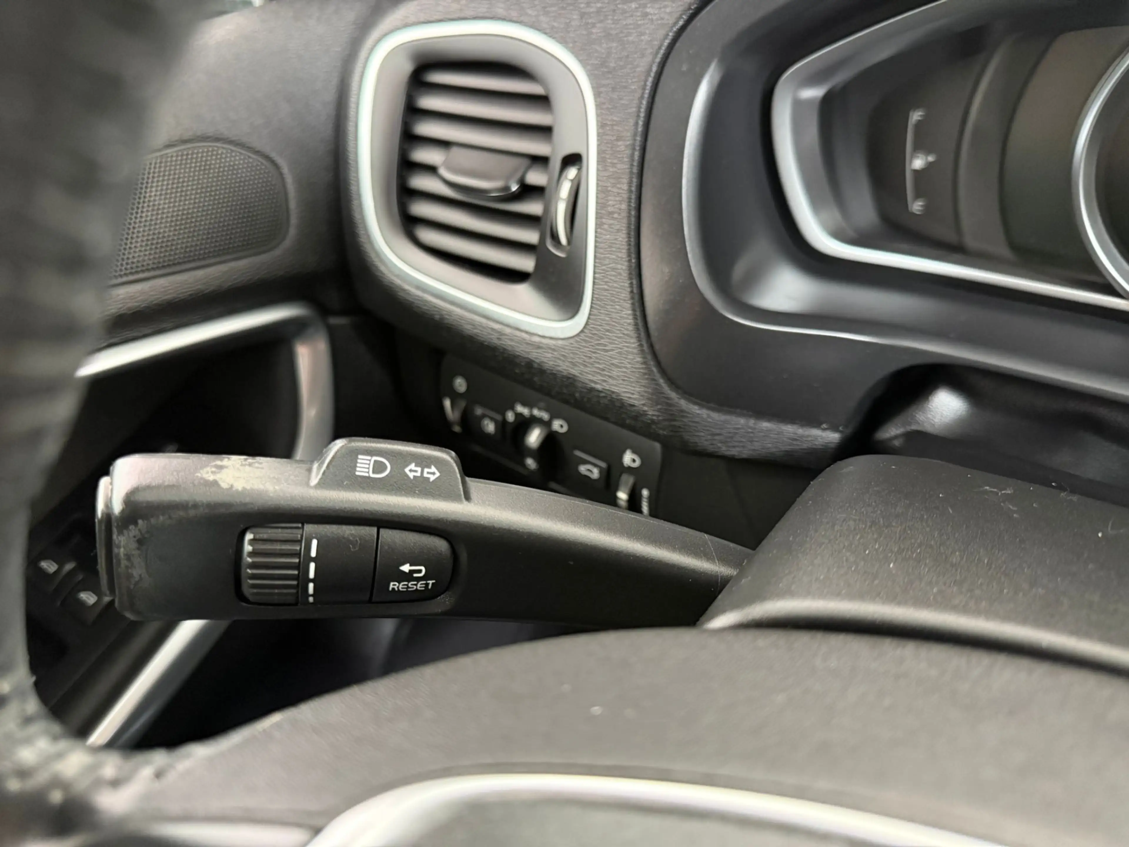 Volvo V40 Cross Country 1.6 T4 Momentum — photo 9