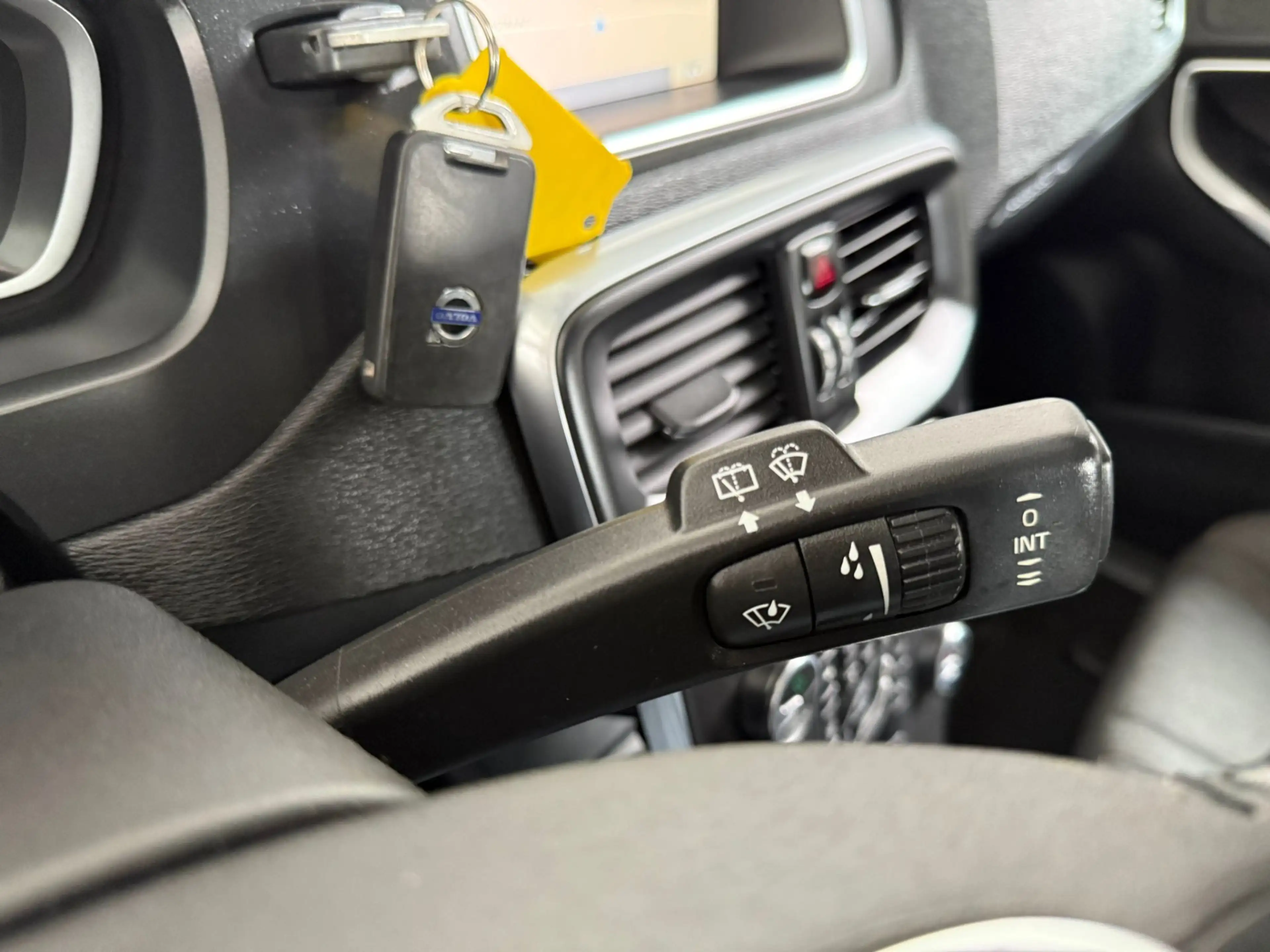 Volvo V40 Cross Country 1.6 T4 Momentum — photo 11