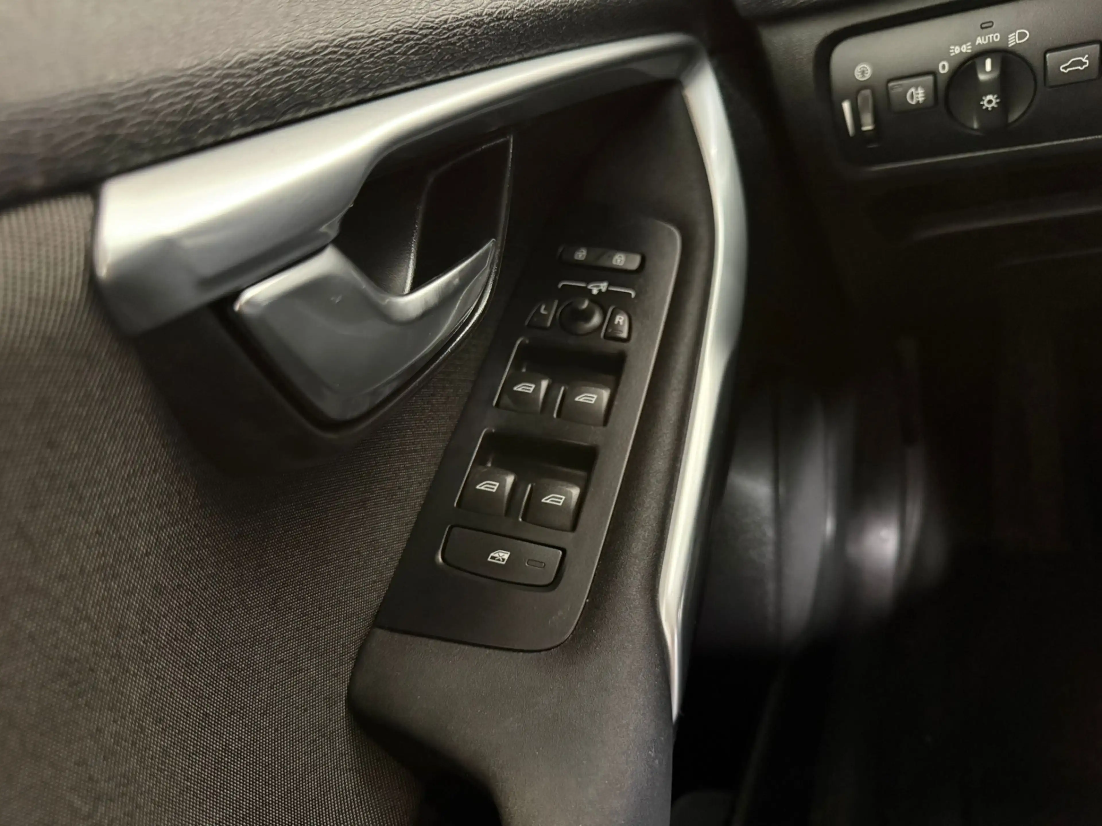 Volvo V40 Cross Country 1.6 T4 Momentum — photo 7