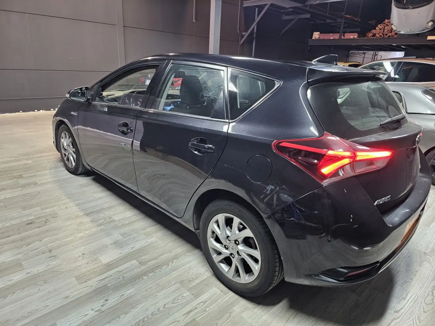 Toyota Auris hybrid 140H Advance Negro - 2