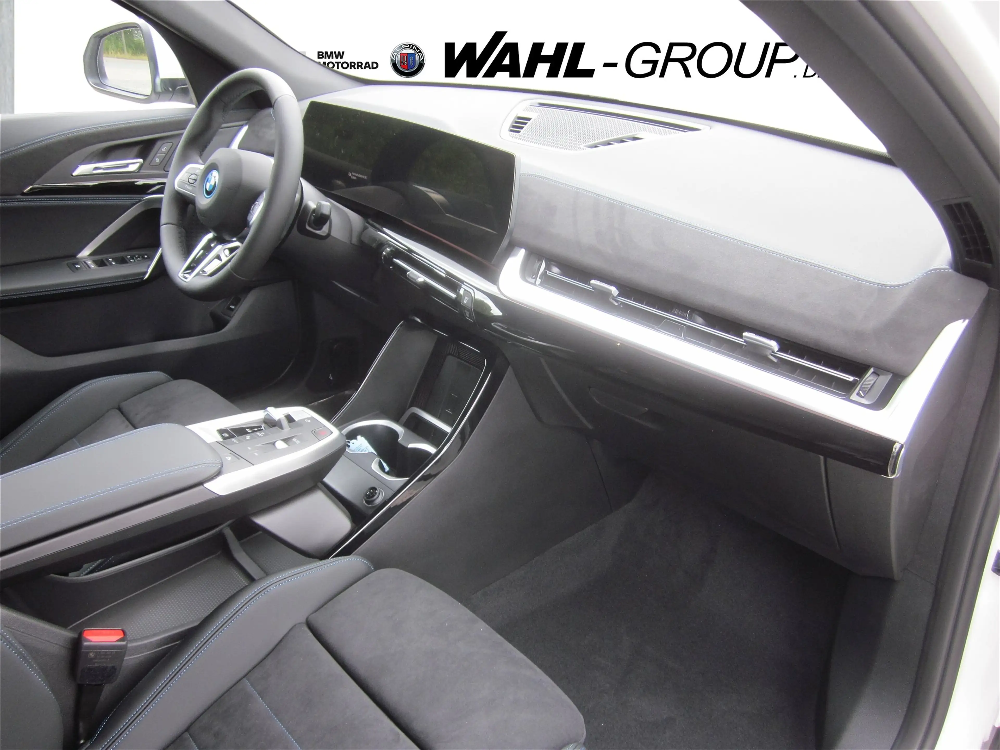 BMW iX2 eDrive20 M Sport AHK Premium LiveCockp Adapt LED — photo 13