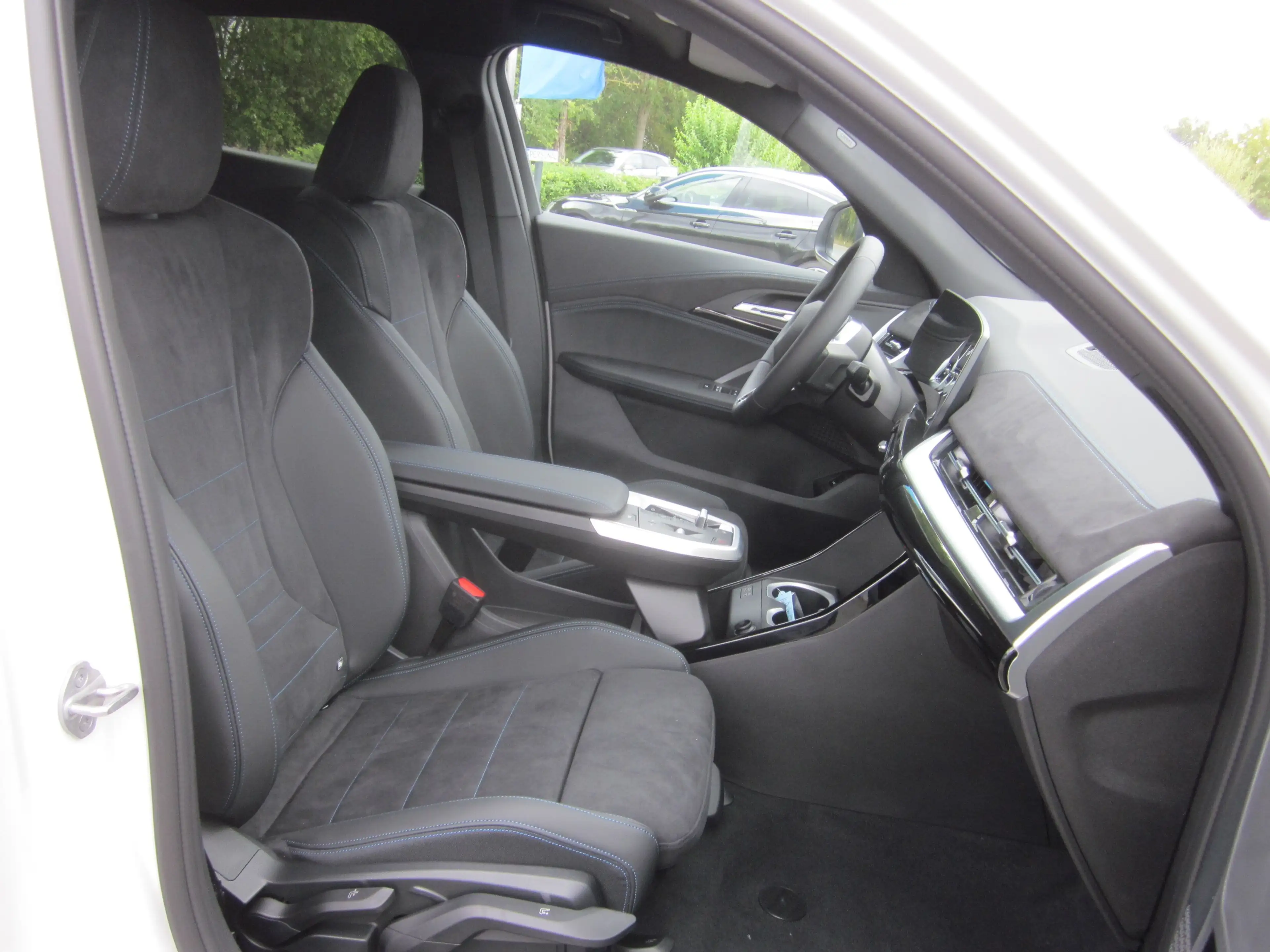 BMW iX2 eDrive20 M Sport AHK Premium LiveCockp Adapt LED — photo 14