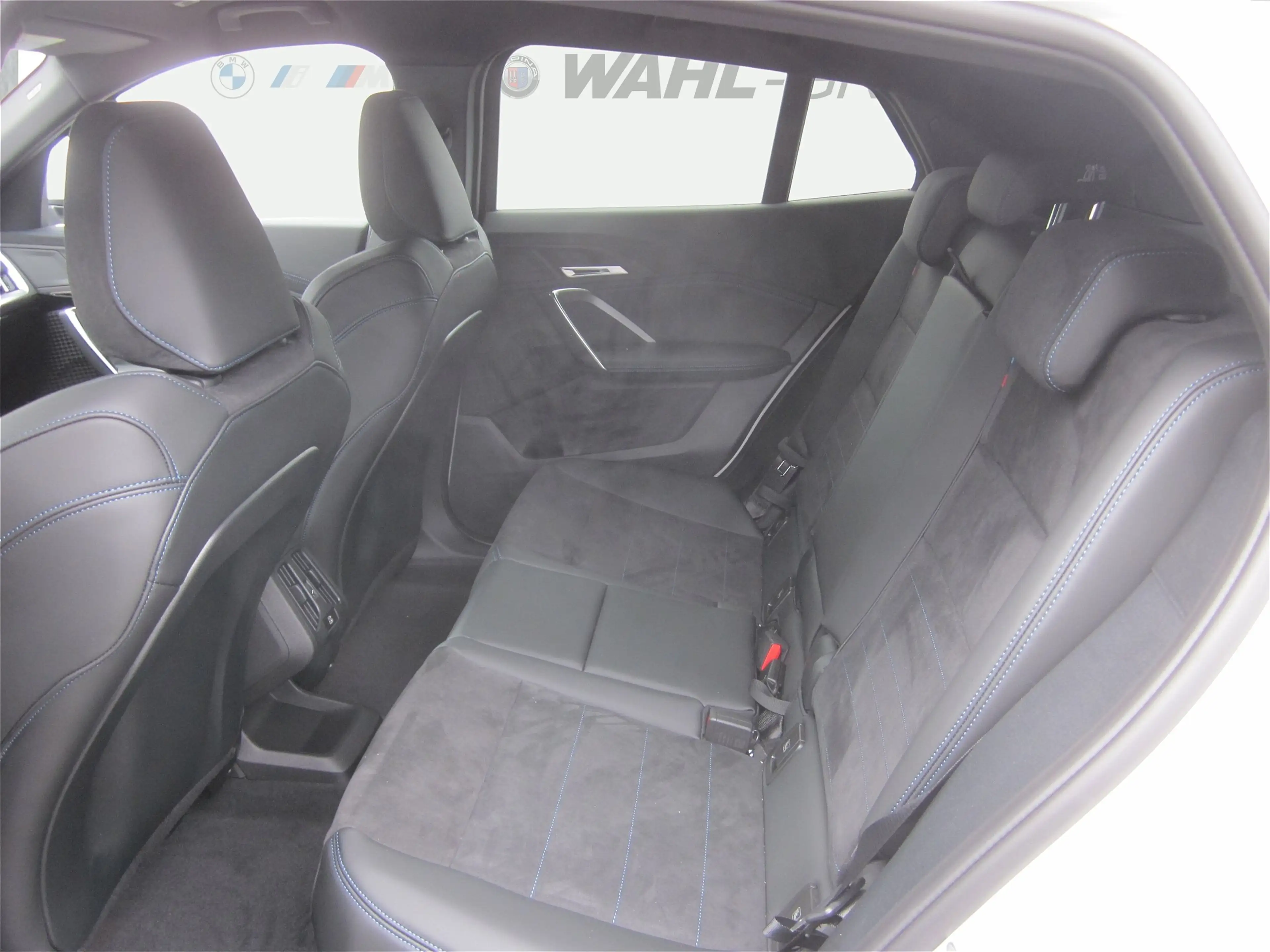 BMW iX2 eDrive20 M Sport AHK Premium LiveCockp Adapt LED — photo 12