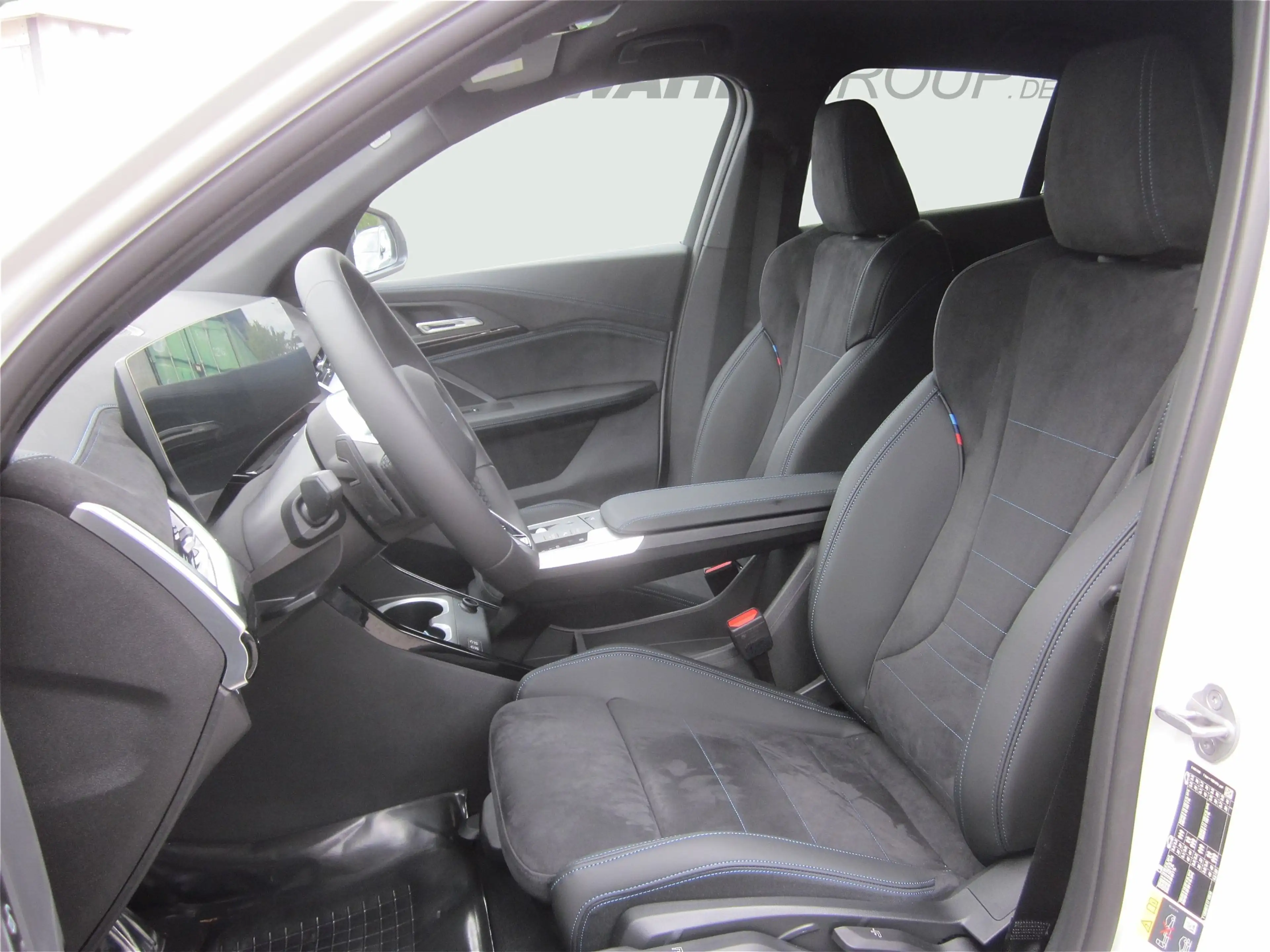 BMW iX2 eDrive20 M Sport AHK Premium LiveCockp Adapt LED — photo 11