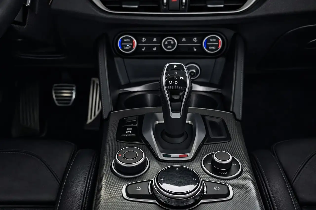 Alfa Romeo Stelvio 2023 — фото 14
