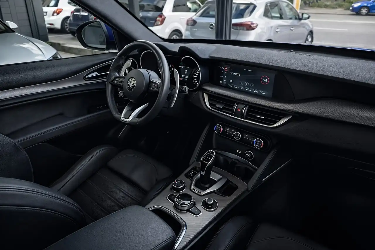 Alfa Romeo Stelvio 2023 — фото 11
