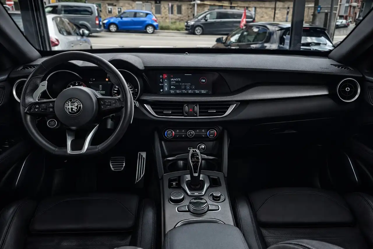 Alfa Romeo Stelvio 2023 — фото 12