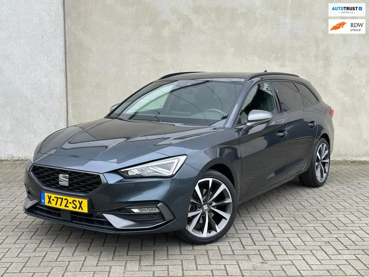 SEAT Leon Sportstourer 1.5 eTSI FR Camera 230V Carplay DAB 1 Grau - 1