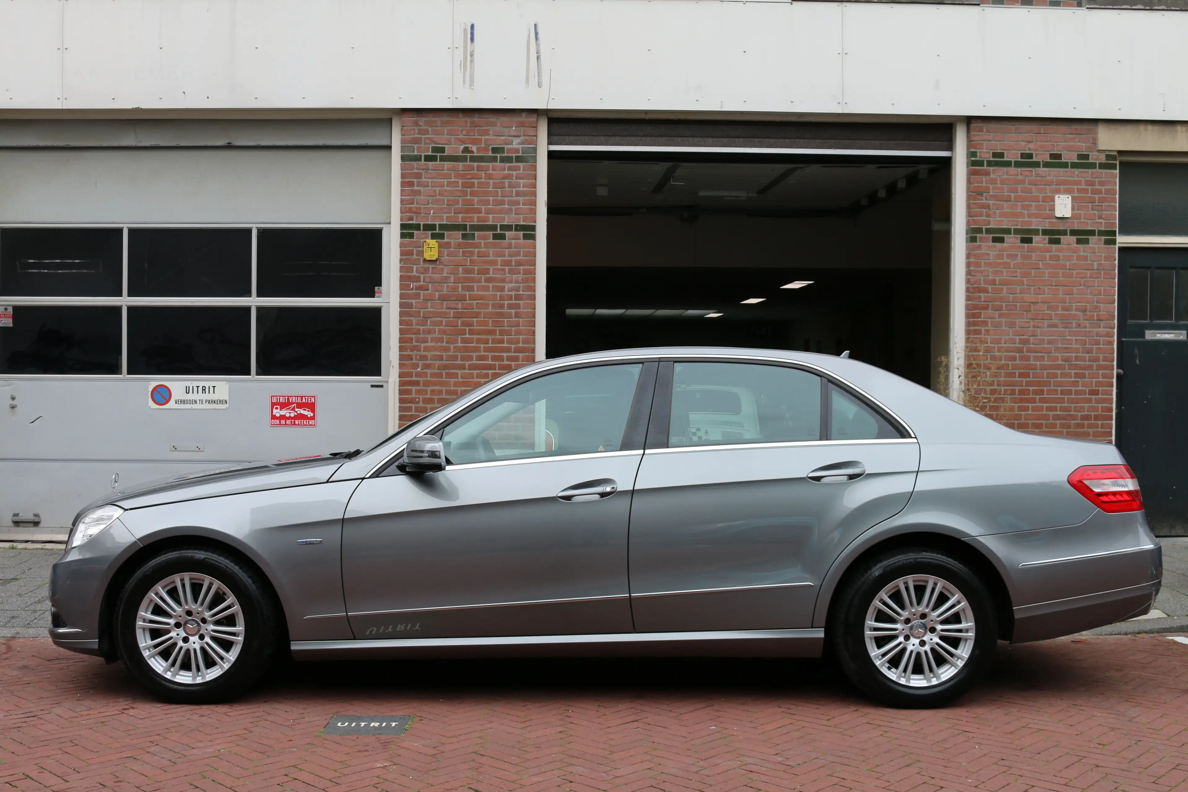 Mercedes-Benz E 350 350 CGI Elegance — photo 2