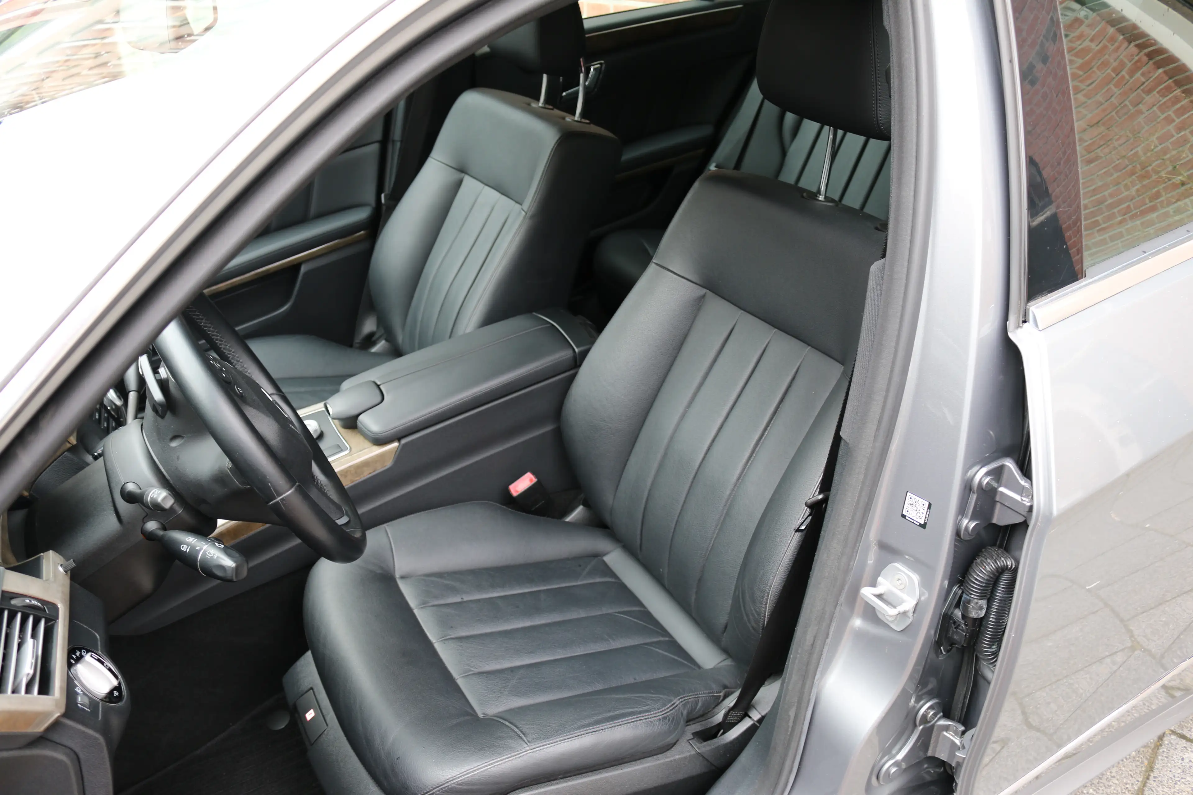 Mercedes-Benz E 350 350 CGI Elegance — photo 9