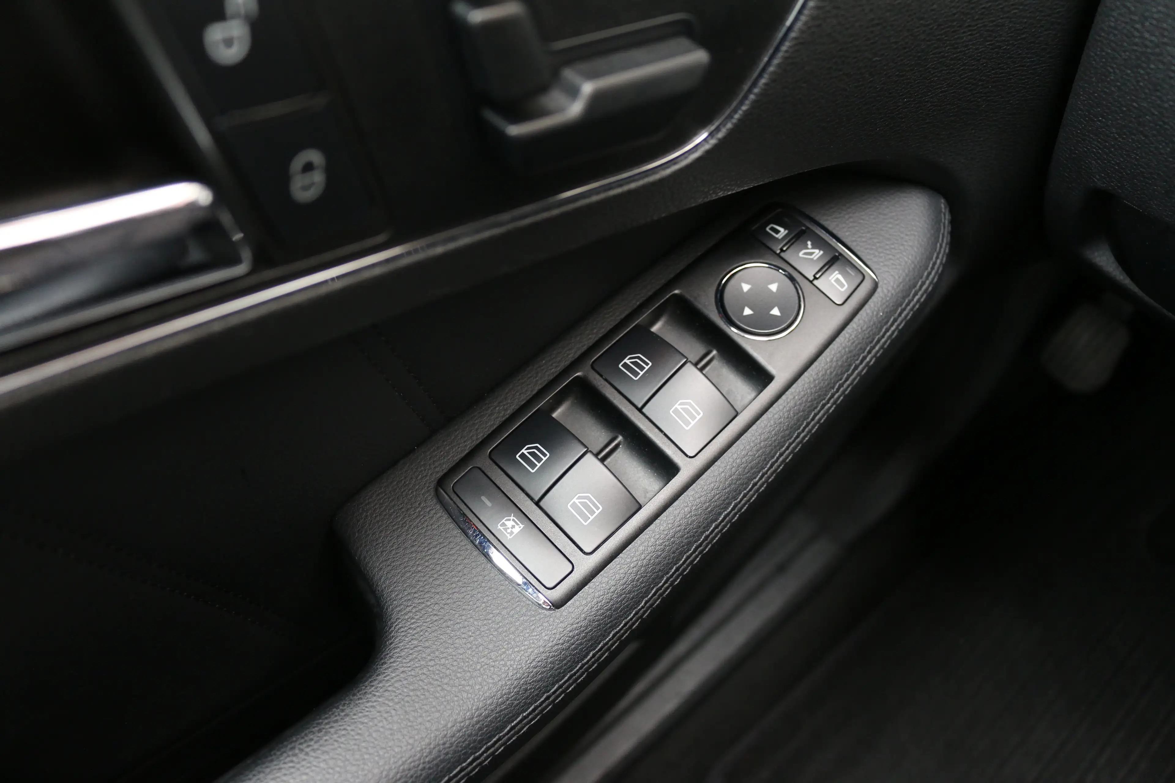 Mercedes-Benz E 350 350 CGI Elegance — photo 15