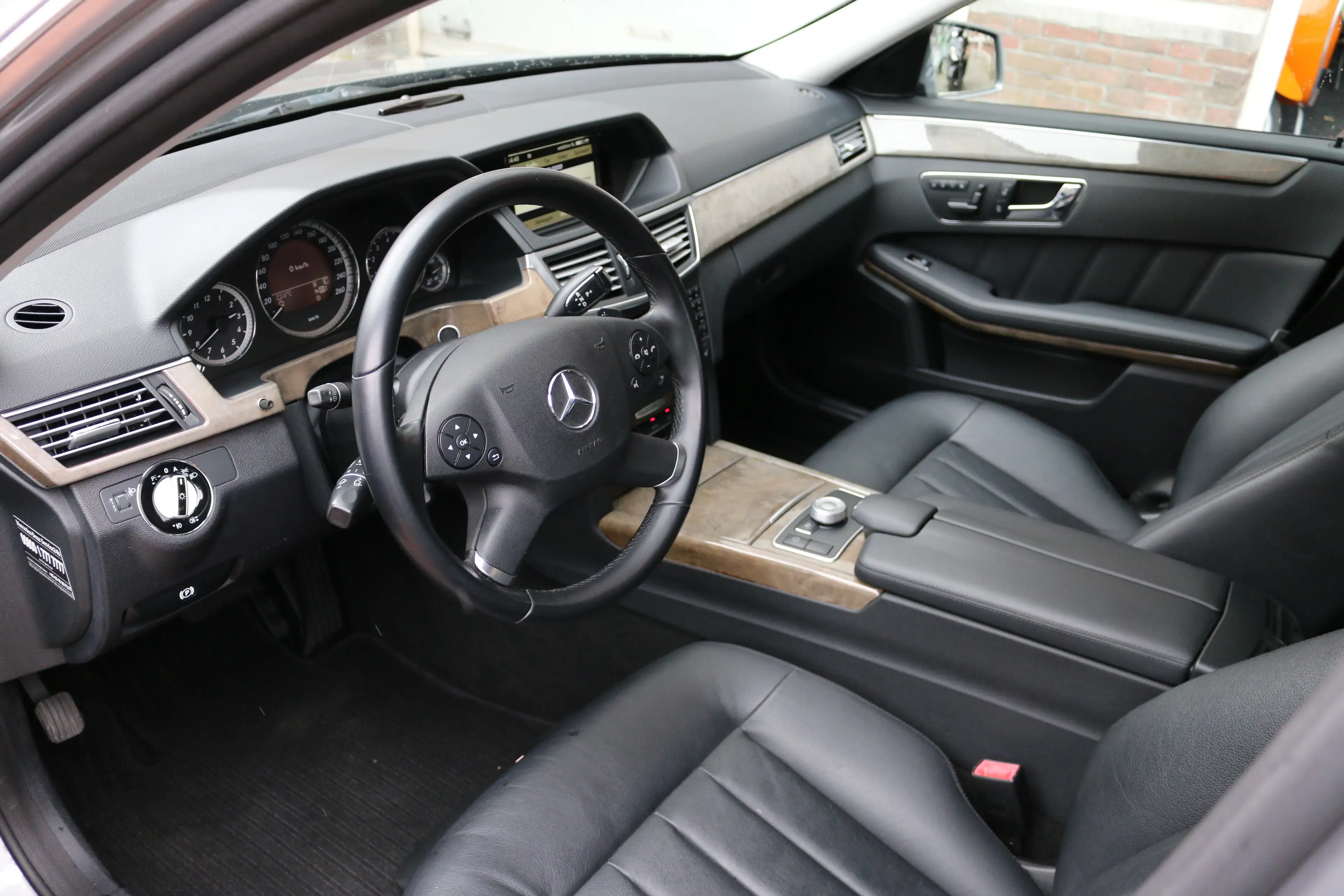 Mercedes-Benz E 350 350 CGI Elegance — photo 10