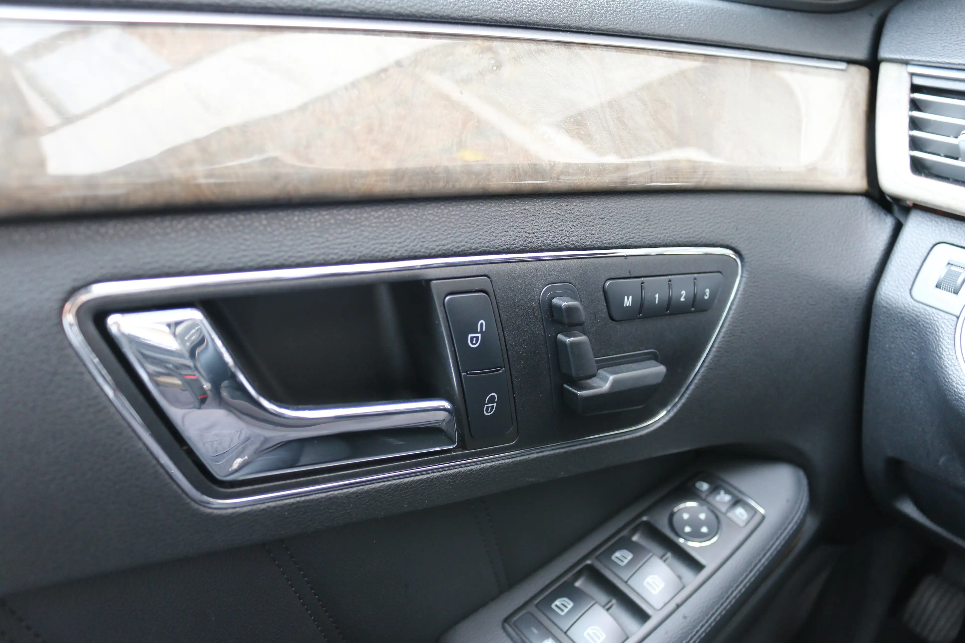 Mercedes-Benz E 350 350 CGI Elegance — photo 14
