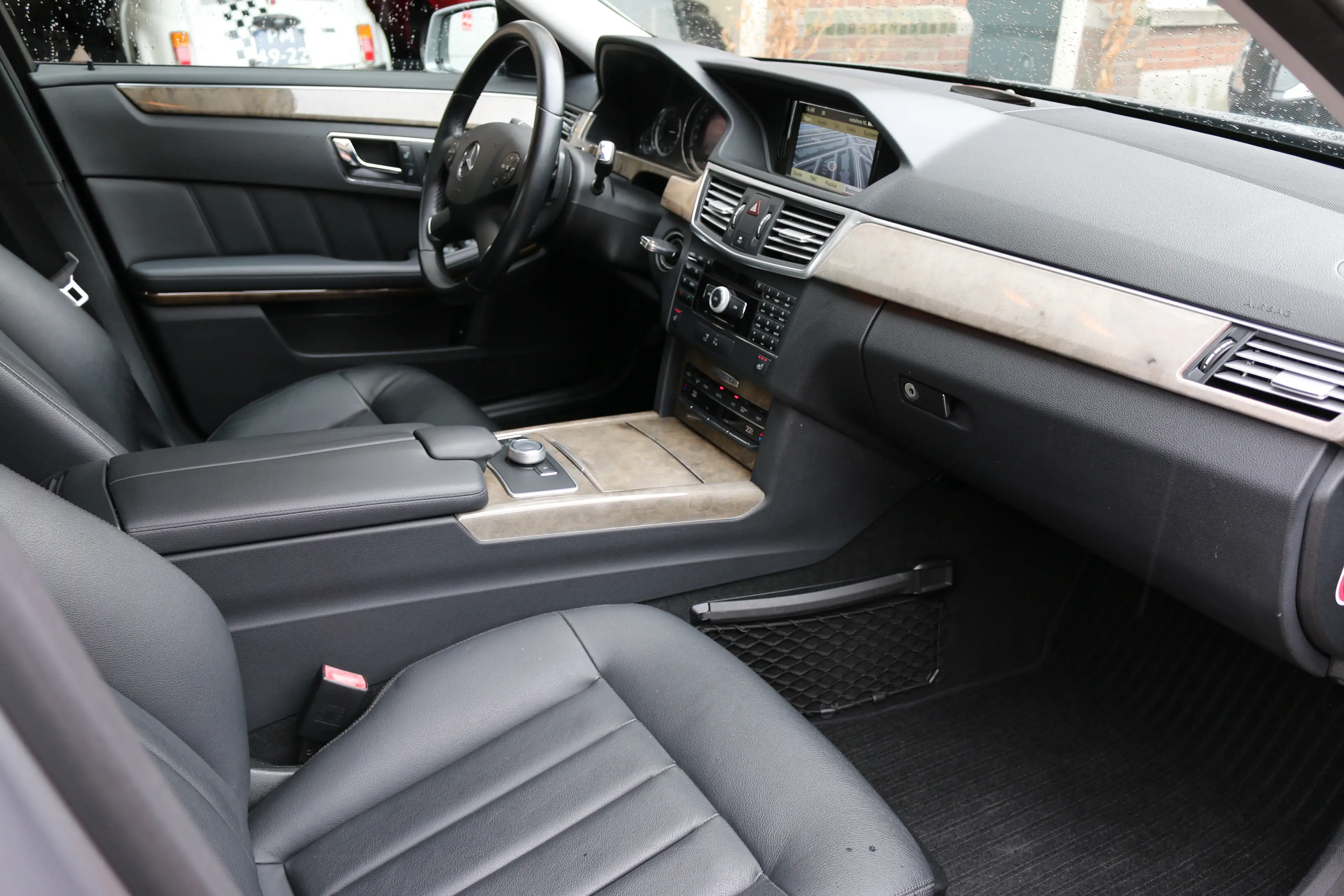 Mercedes-Benz E 350 350 CGI Elegance — photo 11