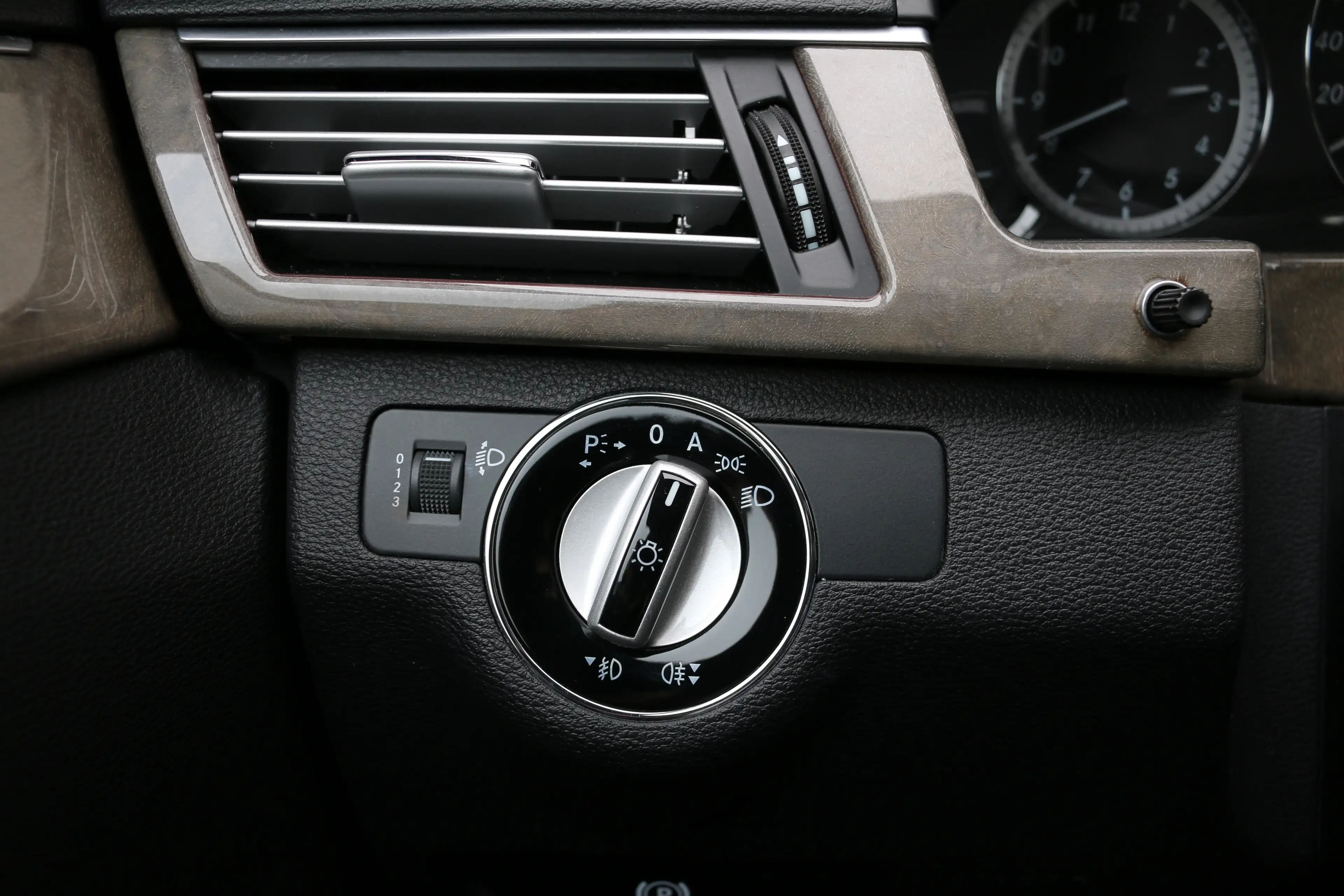 Mercedes-Benz E 350 350 CGI Elegance — photo 13